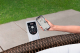 Bestway LAY-Z-SPA Energiespar-Whirlpool Bali AirJet mit App-Steuerung, für 7 Personen, Durchm. 216 x 71 cm, Rattan-Optik (Schokobraun)